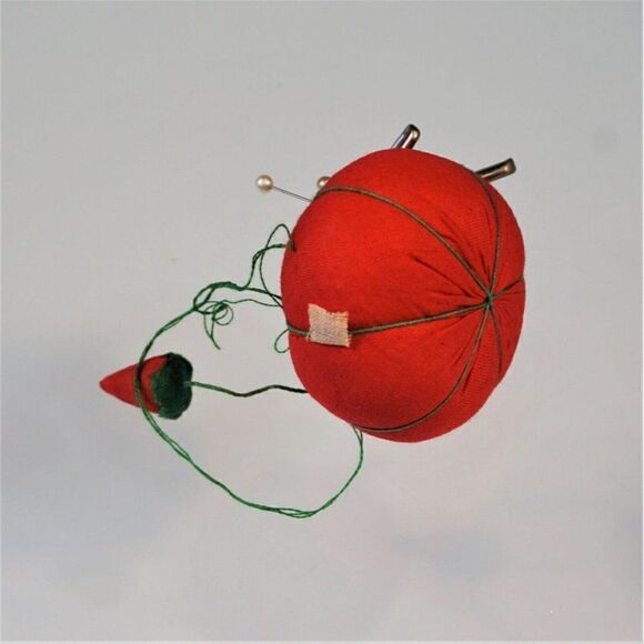 Vintage Pin Cushion Small Tomato w Strawberry Red Green Pincushion VTG Taiwan - Picture 3 of 4